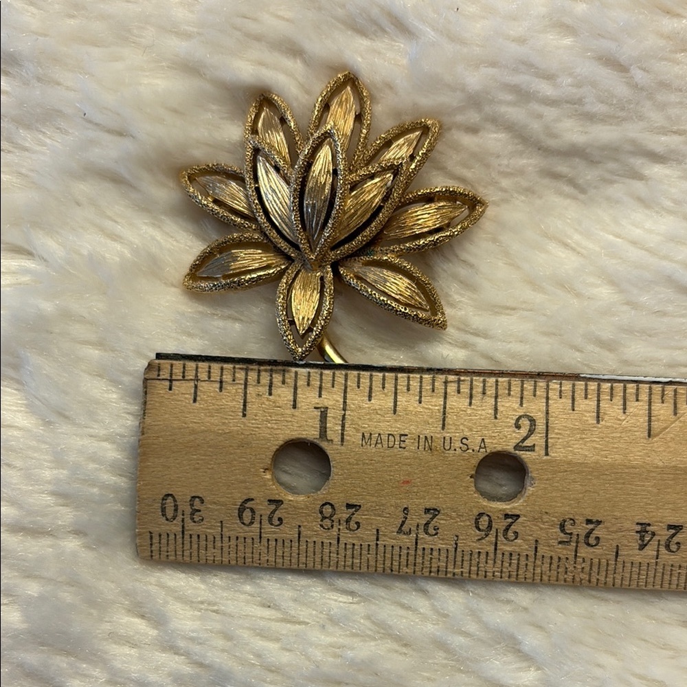 VINTAGE LOTUS BROOCH - Picture 4 of 4